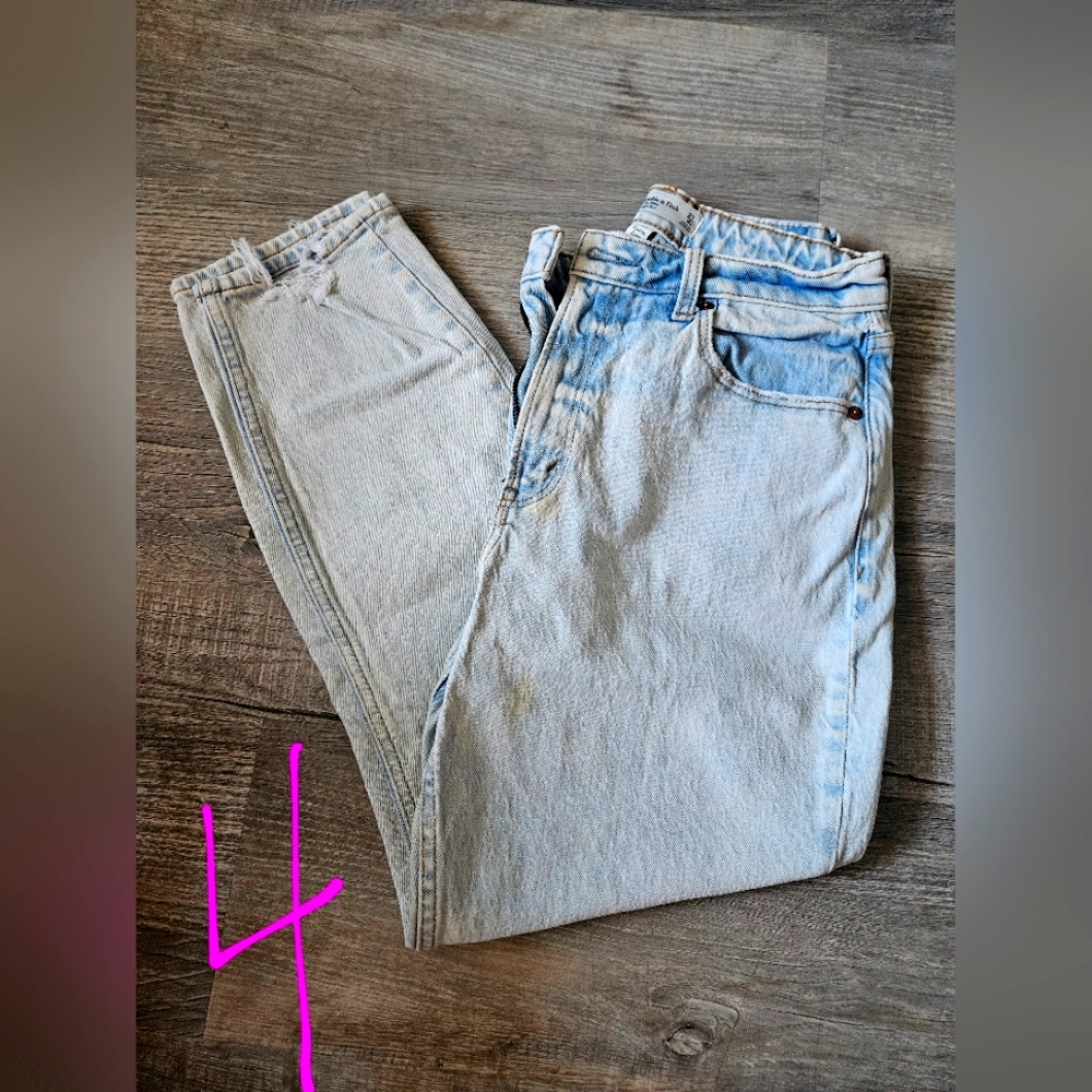 A&F Destroyed Light wash Denim